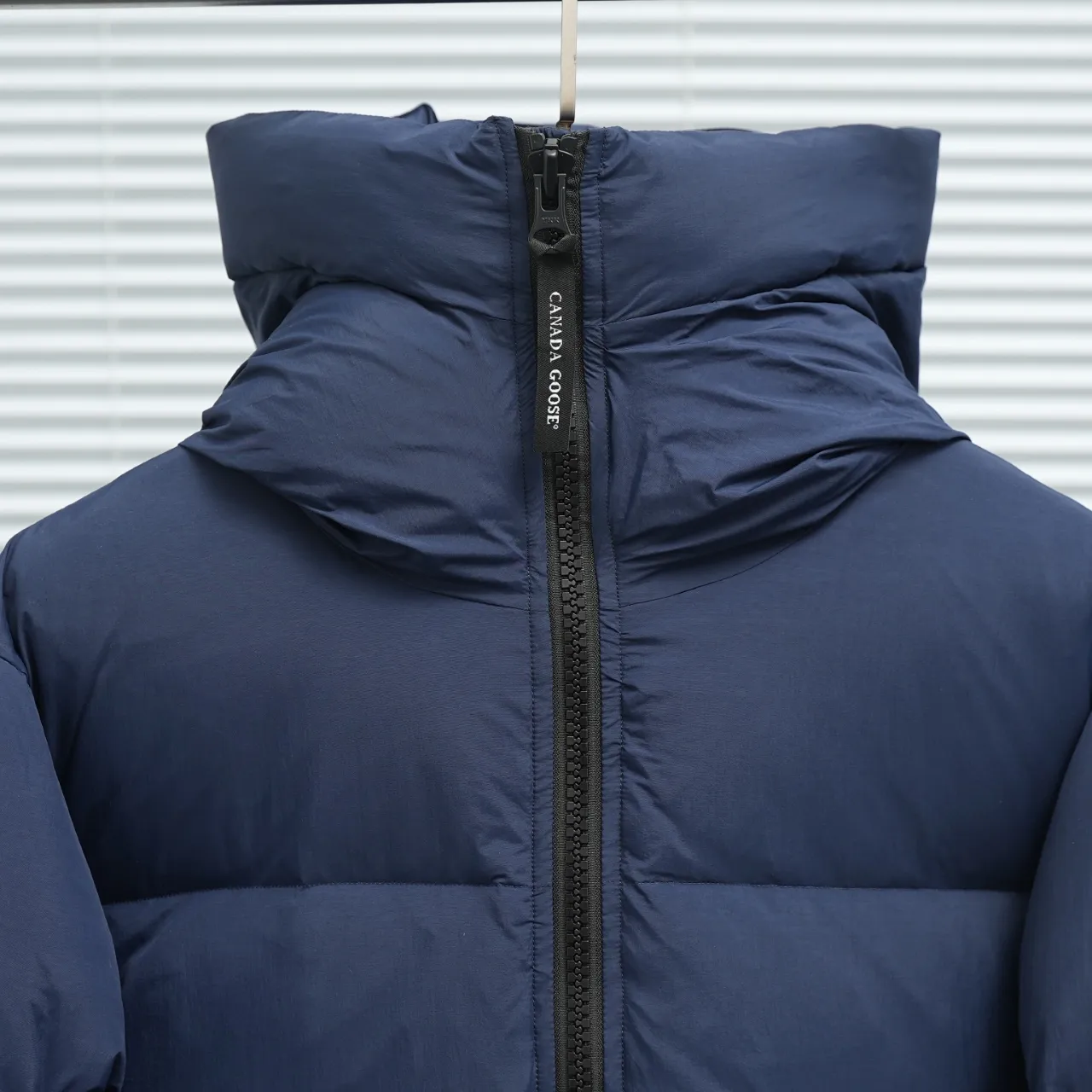 P940 Canada Goose Lawrence Down Jacket The Lawrence Down Jacket provides essential protection for everyday adventures and is made from sustainable Enduraluxe fabric with a durable soft touch. It features a quilted body, an adjustable down hood and a longer hem. Adjustable, down-filled, communicated hood. Two-way center front zipper increases range of motion and ventilation. The chin-protecting suede knit stand-up collar is soft and extra-comfortable. Inset rib-knit cuffs for added comfort and locked in heat. CORDURAD piping at the cuffs hem and reflective double-stripe grip tape at the back. Internal shoulder strap Color: black with red label black with black label azure blue Size: XS-2XL